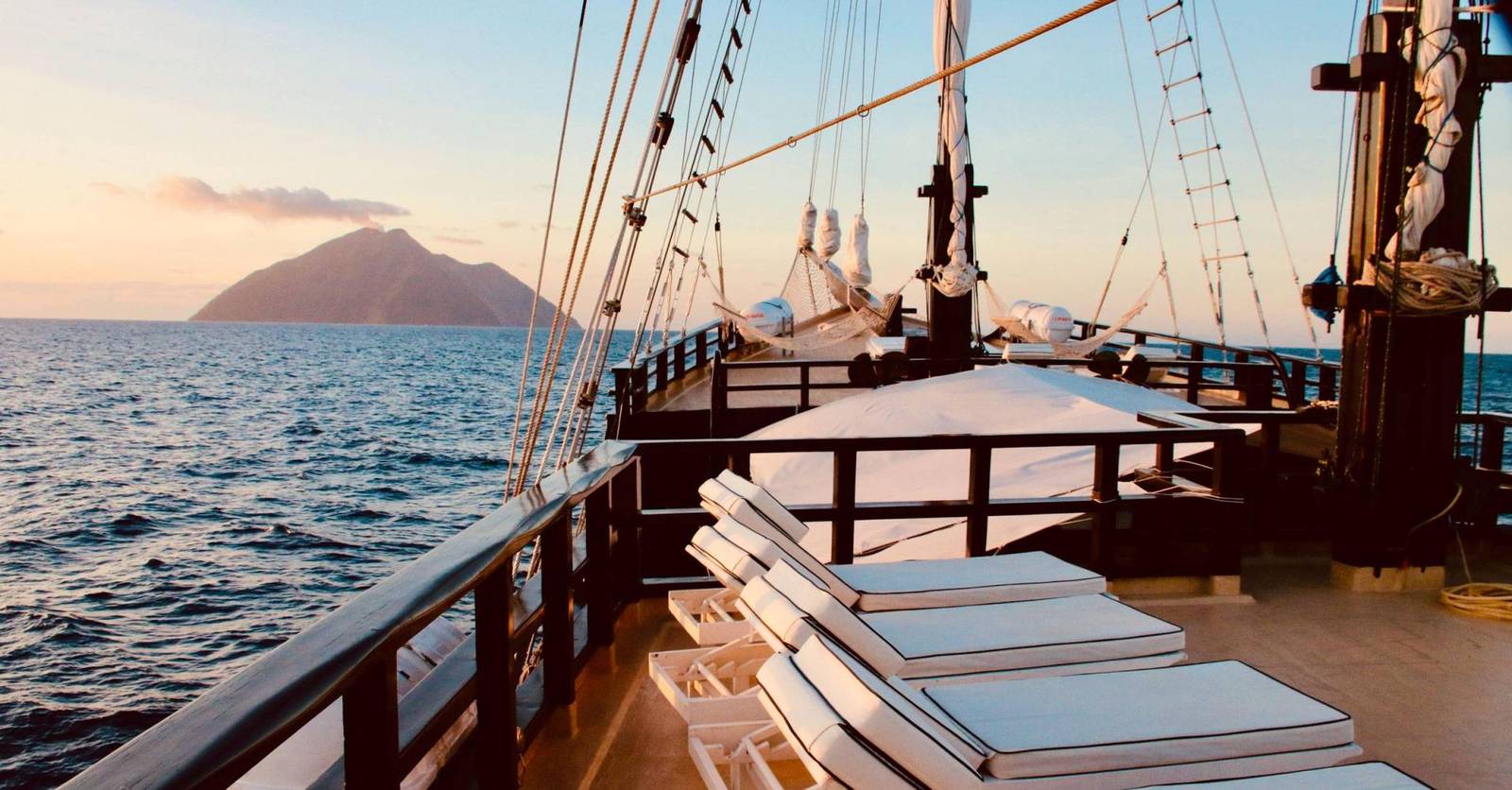 Tauchsafari Dewi Nusantara — Luxus-Liveaboard in Indonesien